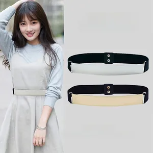 Détail de la ceinture élastique avec plaque métallique incurvée pour robes