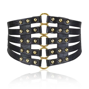 Ceinture large noire à motif crocodile avec anneaux dorés et rivets décoratifs