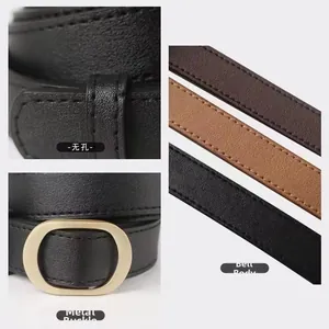Detailansicht schmaler Ledergürtel mit mattgoldener Oval-Schnalle in Schwarz und Braun