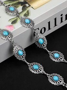 Détail de chaîne de taille bohème en métal avec motifs floraux turquoise