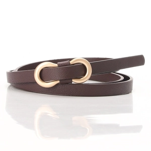 Détail de la fine ceinture en cuir marron foncé avec boucle dorée mate élégante