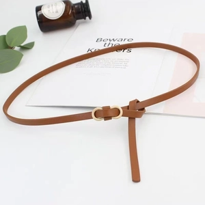 Ceinture fine en cuir marron avec boucle double anneau dorée pour robes d'été élégantes