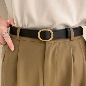 Minimalistischer schwarzer Ledergürtel mit ovaler goldener Schnalle für Damenhosen