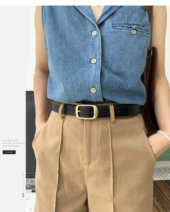 Detailansicht eines schwarzen Ledergürtels für Damen mit eleganter goldener Metallschnalle