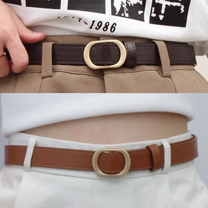 Minimalistische Ledergürtel für Damen mit mattgoldener ovaler Schnalle in Braun und Kaffee