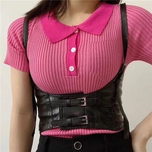 Vue détaillée du corset punk en cuir PU noir avec doubles boucles métalliques et bretelles