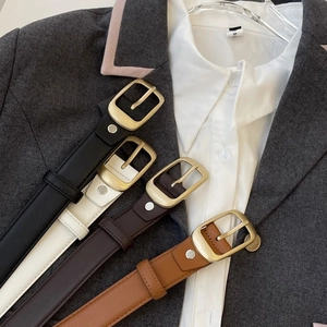 Klassische Ledergürtel für Damen mit goldener Nadelschnalle in Schwarz, Weiß und Braun