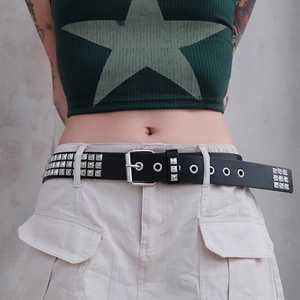 Ceinture en cuir punk vintage avec rivets métalliques carrés et une boucle à ardillon
