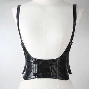 Détail d'un corset en similicuir noir avec boucles métalliques de style punk rock