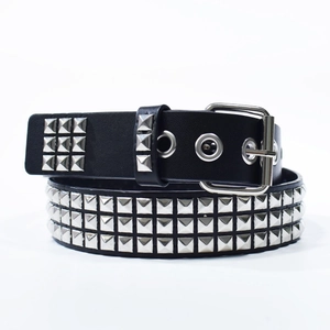 Ceinture punk vintage en cuir noir avec trois rangées de clous pyramides et boucle carrée