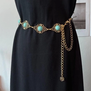 Böhmische goldene Taillenkette mit türkisen Steinen und floralem Anhänger-Detail