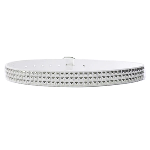 Détail d'une ceinture punk blanche avec trois rangées de clous pyramide en métal argenté