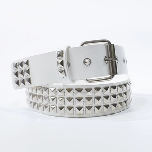 Vue détaillée d'une ceinture en cuir blanc style punk avec trois rangées de rivets carrés