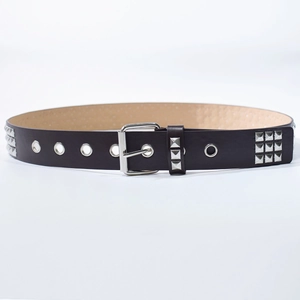 Détail d'une ceinture punk en cuir avec des rivets carrés argentés et boucle métal