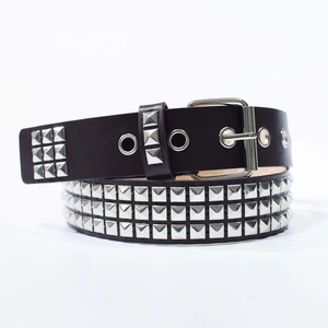 Vue détaillée d'une ceinture punk noire avec trois rangées de clous argentés