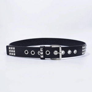 Ceinture punk rétro en cuir noir avec triple rangée de clous pyramide et boucle carrée