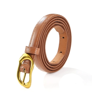 Ceinture fine marron pour femme avec une boucle dorée ondulée de style vintage chic