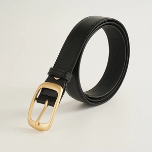 Détail d'une ceinture noire en similicuir avec boucle rectangulaire dorée et coutures fines