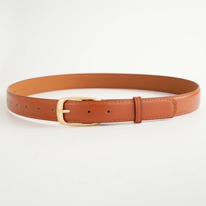 Ceinture pour femme en similicuir marron avec une boucle ardillon dorée classique