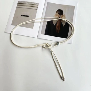 Ceinture tressée minimaliste beige avec perles en métal argenté pour robes et manteaux