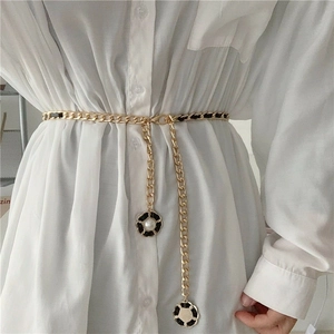 Ceinture chaîne dorée de style français avec cuir tressé noir et breloques camélia perle