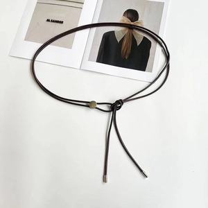Ceinture fine tressée marron foncé minimaliste avec boucle coulissante en métal argenté
