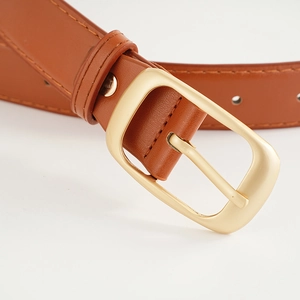 Ceinture classique en cuir marron avec boucle ardillon dorée pour jeans et tenues femmes