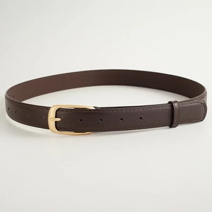 Détail de la ceinture en cuir marron foncé avec boucle dorée et coutures de précision