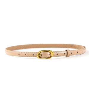 Fine ceinture élégante en cuir beige pour femme avec une boucle dorée minimaliste