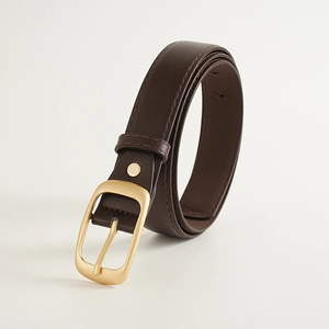 Vue détaillée d'une ceinture en cuir marron foncé avec boucle ardillon en or mat