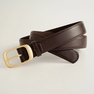 Détail d'une ceinture en cuir marron foncé avec boucle dorée et coutures précises