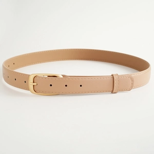 Détails de la ceinture en cuir beige avec boucle dorée élégante et coutures fines