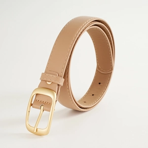 Détail de la ceinture en similicuir beige avec boucle ardillon dorée et couture fine