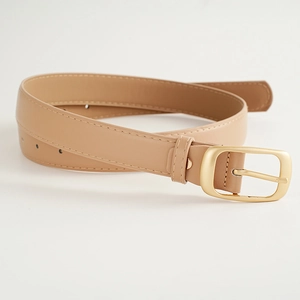 Détail de la ceinture en similicuir beige avec une boucle carrée en métal doré mat