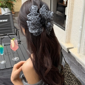 Vintage Leopard Print Seersucker Hair Claw Clip Large Fabric Gauze Shark Clip For Women Elegant Hair Accessories Daily Wear