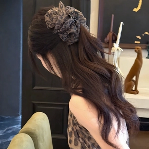Vintage leopard print seersucker hair claw clip for women elegant hairstyling accessory