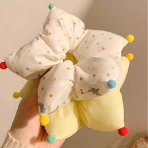 Bunter Haargummi mit Punkten und Sternenform aus Baumwolle mit kleinen bunten Pompons verziert