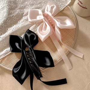 Elegante set di fermagli per capelli con fiocchi in raso nero e rosa e nastri lunghi