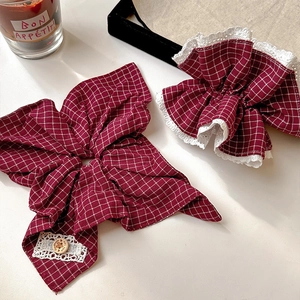 Rotes Karo-Haargummi mit Spitze und Vintage-Schleife für elegante Pferdeschwänze