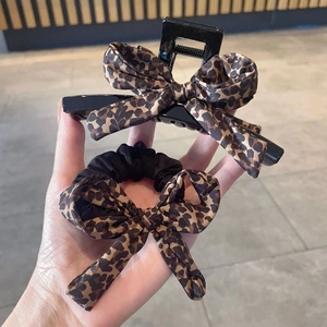 Pinza per capelli leopardata con fiocco e set di elastici per acconciature capelli folti