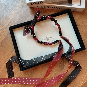 Serre-tête vintage à pois rouges et noirs avec longs rubans et design de nœud tressé