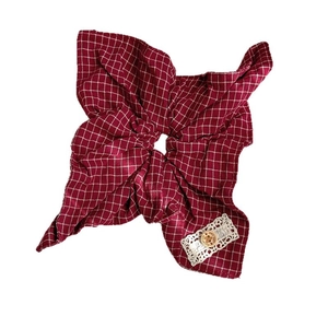 Vintage rotes Haargummi mit Karomuster, großer Schleife, weißer Spitze und Holzknopf