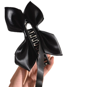 Elegante molletta per capelli in raso nero con fiocco e lunghi nastri di seta