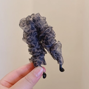 Detail der Organza-Haarklammer mit Leopardenmuster und eleganter Faltenoptik