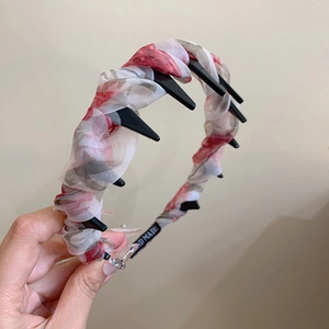 Dettaglio del cerchietto in organza floreale con dentini e l'etichetta fatta a mano