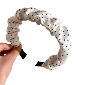 Serre-tête plissé en satin à pois blanc crème pour un look volumineux et élégant