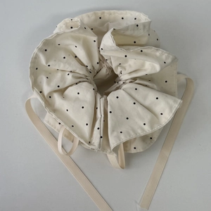 Pochette de rangement beige à pois noirs avec cordons en satin et volants en coton