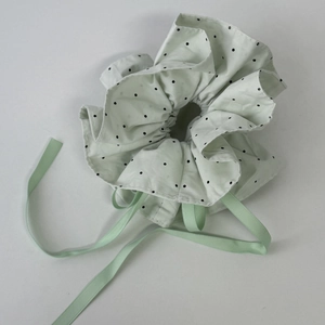 Chouchou vert pastel à pois avec longs rubans pour coiffure chignon élégante