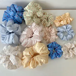 Seidensatin Scrunchie-Set mit Herz- und Punktmuster in Blau und Rosa für vielseitiges Styling