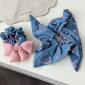Ensemble de chouchous en jean bleu avec nœud rose et broderie de cœur effiloché